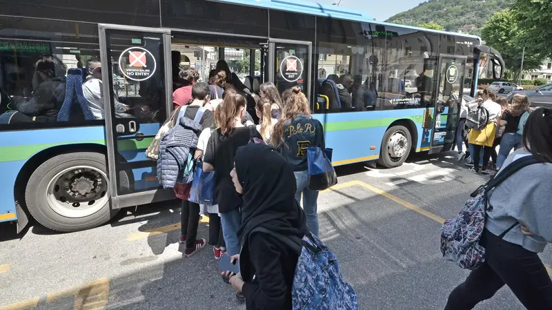 Ragazzi salgono su un autobus - © www.giornaledibrescia.it