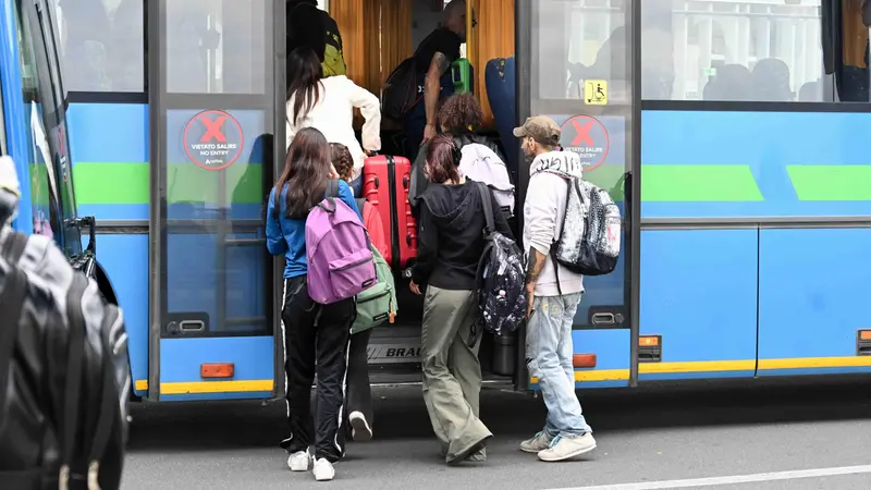 Studenti salgono su un autobus - © www.giornaledibrescia.it