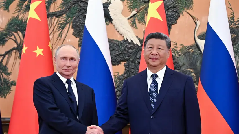 epa12344857 Russian President Vladimir Putin (L) and Chinese President Xi Jinping pose for photos before their meeting in Beijing, China, 02 September 2025. EPA/SERGEY BOBYLEV/SPUTNIK/KREMLIN POOL / POOL MANDATORY CREDIT