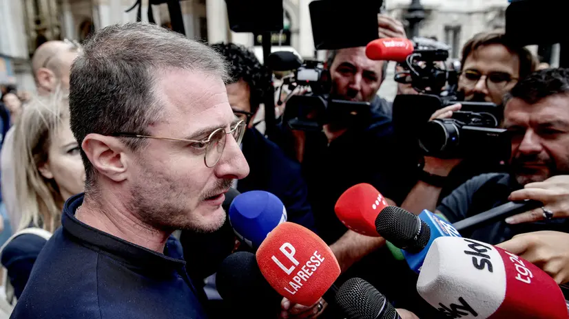 Filippo Borsellino, portavoce del comitato Famiglie Sospese, davanti a palazzo Marino dopo l’incontro con il sindaco Giuseppe Sala a Milano, 1 agosto 2025. ANSA/MOURAD BALTI TOUATI