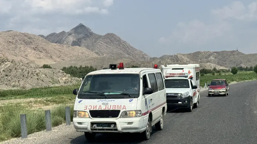 epa12342057 Ambulances transport injured victims from Kunar in Jalalabad, the provincial capital of Nangarhar province, Afghanistan, 01 September 2025. At least 600 people have been killed and some 2,000 others injured after a 6.0 magnitude earthquake and several aftershocks shook Nangarhar and Kunar in eastern Afghanistan overnight, officials reported. EPA/SAMIULLAH POPAL