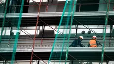 Operai lavorano su un ponteggio di un palazzo in ristrutturazione nel centro di Roma, Roma, 05 marzo 2024. ANSA/ANGELO CARCONI