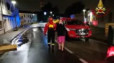 Sono oltre 450 le chiamate alle sale operative dei vigili del fuoco in Veneto per le violente precipitazioni che nella notte hanno principalmente interessato le province di Padova, Treviso, Vicenza, Venezia e Verona, causando allagamenti di piani interrati, piani terra e anche strade. Non si ha notizia di persone rimaste ferite. Le squadre dei vigili del fuoco stanno operando anche con personale speleo alpino fluviale, motopompe e idrovore. ANSA/US VIGILI DEL FUOCO +++ NPK +++ NO SALES, EDITORIAL USE ONLY +++
