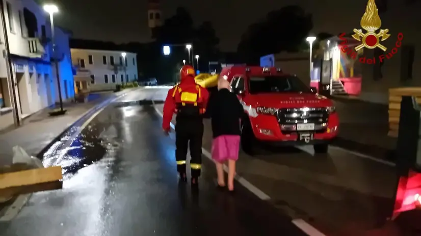 Sono oltre 450 le chiamate alle sale operative dei vigili del fuoco in Veneto per le violente precipitazioni che nella notte hanno principalmente interessato le province di Padova, Treviso, Vicenza, Venezia e Verona, causando allagamenti di piani interrati, piani terra e anche strade. Non si ha notizia di persone rimaste ferite. Le squadre dei vigili del fuoco stanno operando anche con personale speleo alpino fluviale, motopompe e idrovore. ANSA/US VIGILI DEL FUOCO +++ NPK +++ NO SALES, EDITORIAL USE ONLY +++