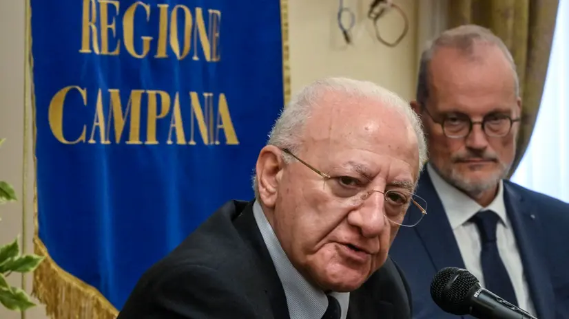 Il presidente della Campania Vincenzo De Luca alla conferenza stampa per la firma del memorandum di cooperazione tra la Regione Campania e il "Sesar Joint Undertaking" sulla modernizzazione della gestione del traffico aereo. 9 LUGLIO 2025 ANSA / CIRO FUSCO