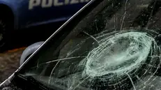 Il vetro di un'auto rotto - © www.giornaledibrescia.it