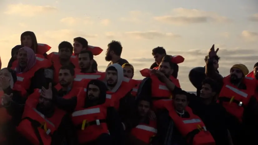 La Life Support, nave umanitaria di Emergency, soccorre 198 persone, tra cui 21 donne e 14 bambini e bambine (compresi 8 minori stranieri non accompagnati), in acque internazionali davanti alla Libia, Mediterraneo Centrale, 5 aprile 2024. ANSA/CECILIA FERRARA