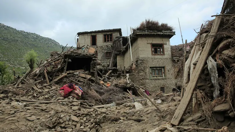 epa12344222 A view of damaged houses after an earthquake in Kunar, Afghanistan, 01 September 2025. At least 800 people have been killed and some 2,000 injured after a shallow magnitude-6.0 earthquake and several aftershocks shook Nangarhar and Kunar in eastern Afghanistan overnight, officials reported on 01 September 2025. EPA/SAMIULLAH POPAL