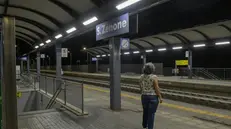 La stazione ferroviaria nei cui pressi una giovane è stata aggredita e poi violentata nella notte tra sabato e domenica a San Zenone al Lambro. 01 Settembre 2025. ANSA/ANDREA CANALI