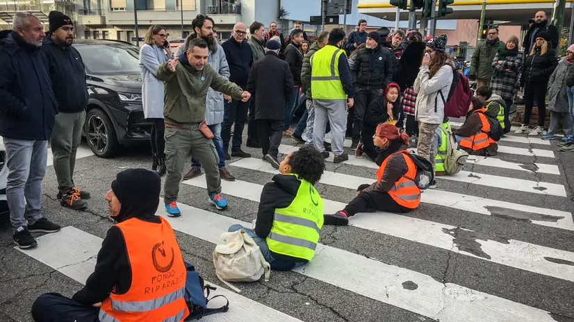 Attivisti di Ultima Generazione bloccano il traffico in entrata a Milano lunedì mattina in piazza Bologna, Milano 13 Novembre 2023 ANSA/MATTEO CORNER