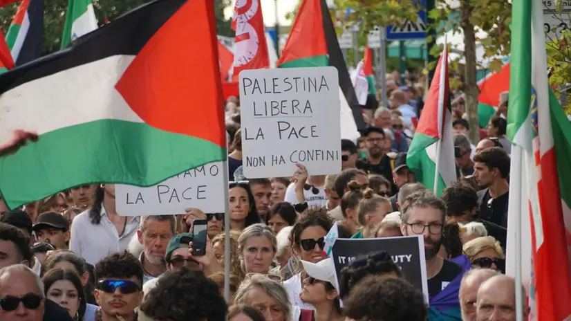 Il corteo in favore della Palestina organizzato al Lido di Venezia da centri sociali e Anpi, in occasione della Mostra del cinema, 30 agosto 2025 Il corteo percorrerà il Gran Viale e il lungomare del Lido, per sostare nei pressi della zona del Palazzo del Cinema e poi rientrare a piazzale Santa Maria Elisabetta. ANSA/ Andrea Merola --- The procession in favor of Palestine organized at the Lido of Venice by social centers and Anpi, on the occasion of the Film Festival, 30 August 2025 The procession will travel along the Gran Viale and the Lido seafront, stopping near the Palazzo del Cinema area and then returning to Piazzale Santa Maria Elisabetta. ANSA/Andrea Merola