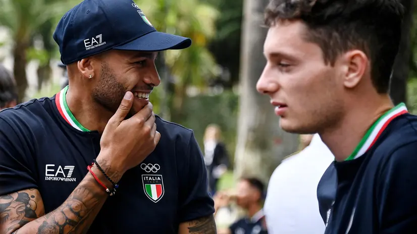 Marcel Jacobs (S) e Filippo Tortu (D) durante la cerimonia nei giardini del Quirinale di consegna della bandiera tricolore per gli atleti in partenza per i Giochi Olimpici e Paralimpici di Parigi, Roma, 13 giugno 2024. ANSA/RICCARDO ANTIMIANI