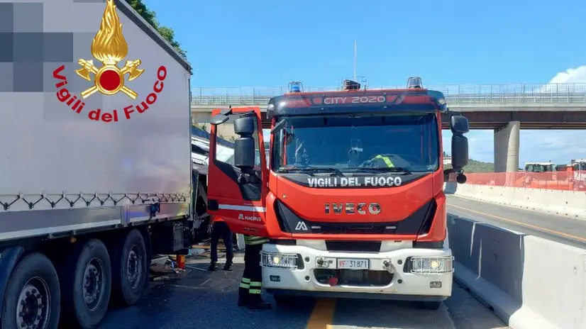 Incidente, intorno alle 14:30, tra più veicoli lungo l'A1 in direzione Roma, tra Firenze sud e Incisa Reggello, nel territorio di Rignano sull'Arno: coinvolti almeno tre mezzi. ANSA/Vigili del fuoco + UFFICIO STAMPA, PRESS OFFICE, HANDOUT PHOTO, NO SALES, EDITORIAL USE ONLY + NPK