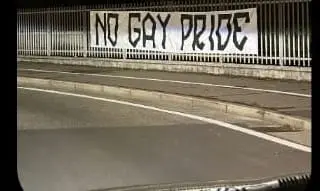 Gli striscioni di protesta contro il Brescia Pride del 6 settembre