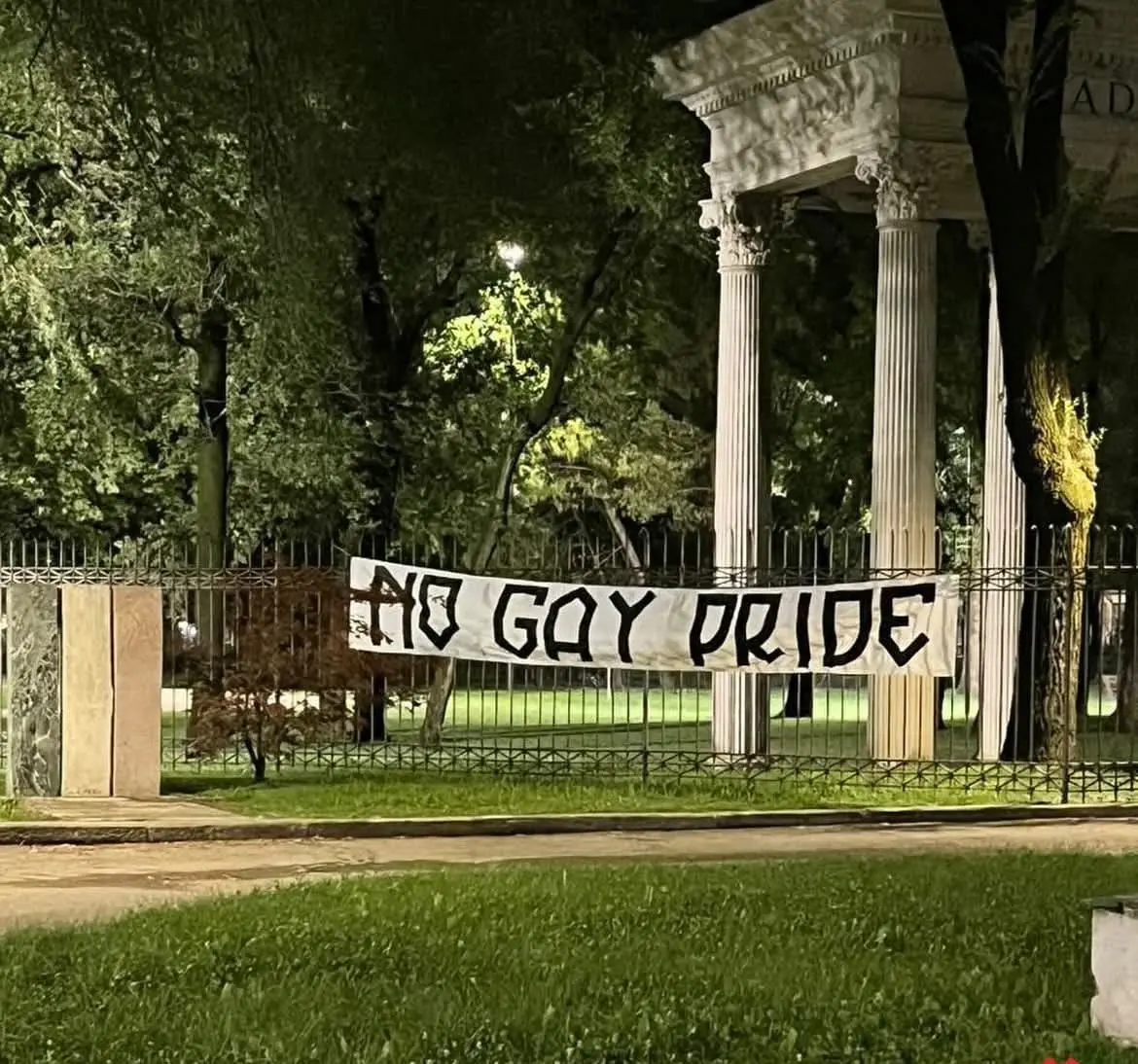 Gli striscioni di protesta contro il Brescia Pride del 6 settembre