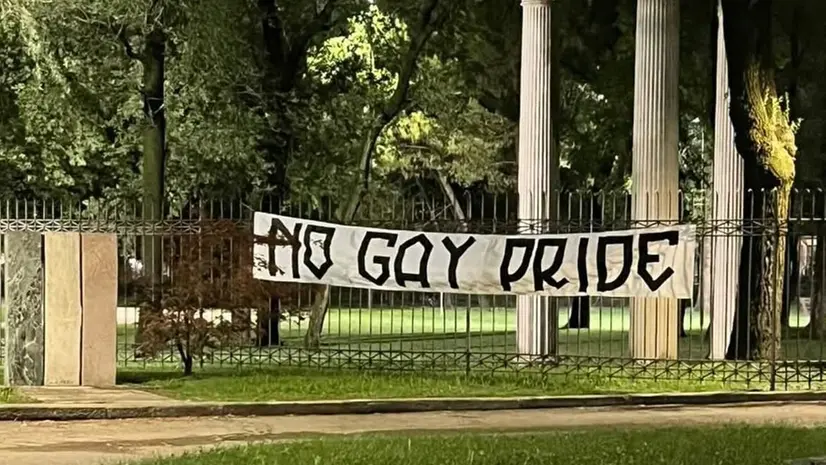 Gli striscioni di protesta contro il Brescia Pride del 6 settembre