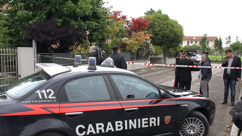 Carabinieri all'altezza della casa della investitrice di Giulia Spinello, studentessa universitaria di 21 anni, morta a Santa Giustina in Colle (Padova), 31 maggio 2013. La donna che l'ha investita, con una Jeep 'Grand Cherokee', è arrivata a casa, a circa tre chilometri di distanza dal punto dell'impatto, con ancora il corpo della poveretta incastrato lateralmente in un pezzo di carrozzeria. ANSA/ DAVIDE BOLZONI