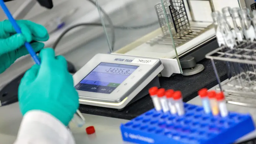 epa12345274 A scientist works during a press briefing from the National Institute of Criminalistics and Criminology (NICC) on the results of the analysis of more than 2,400 samples taken during the major festivals of 2024 and 2025 in Brussels, Belgium, 02 September 2025. EPA/OLIVIER MATTHYS