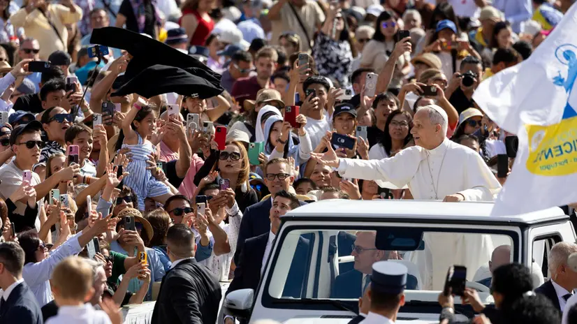 epa12347829 Pope Leo XIV (R) arrives to lead the weekly General Audience in Saint Peter's Square at the Vatican, 03 September 2025. EPA/MASSIMO PERCOSSI