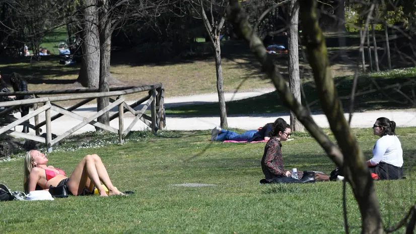 Il parco Sempione di MIlano affollato per la giornata soleggiata, 24 marzo 2022. Il super anticiclone domina incontrastato l'Italia. Giornata totalmente soleggiata su tutte le regioni, nuvolosità davvero scarsa e cielo quindi prevalentemente sereno. Temperature in ulteriore aumento con punte di 18-22°C su molte città. ANSA/DANIEL DAL ZENNARO