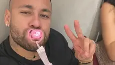 Il ciuccio per adulti diffuso anche tra i vip: qui Neymar