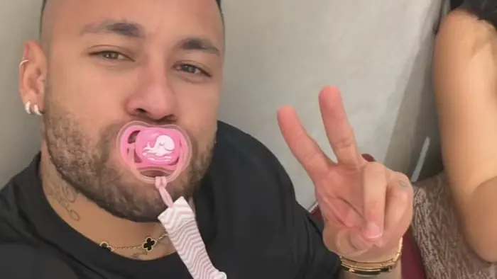 Il ciuccio per adulti diffuso anche tra i vip: qui Neymar