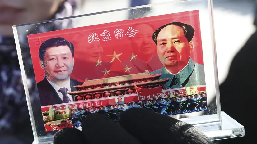 epa03946136 A vendor shows a souvenir with an image of Chinese President Xi Jinping (L) and the late leader Mao Zedong (R) for sale, at Tiananmen Square in Beijing, China, 12 November 2013. The Central Committee of China's ruling Communist Party is expected to close on 12 November, after a four-day meeting that began on 09 November. According to media reports, the meeting discussed about major reforms in areas of economic development and fighting corruption. EPA/ROLEX DELA PENA