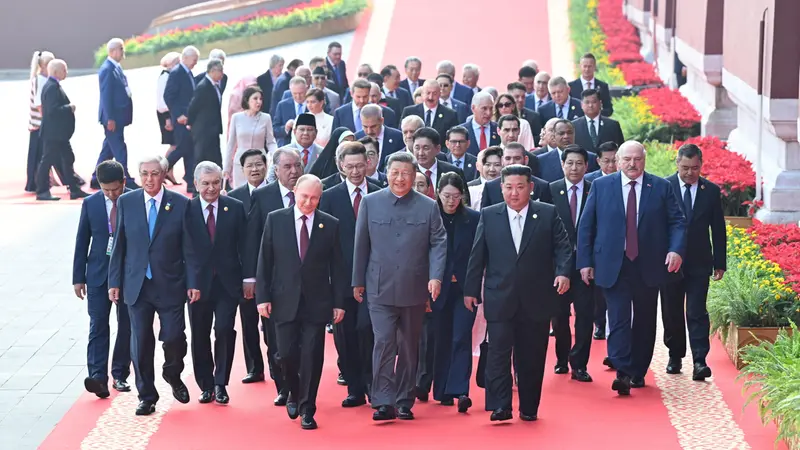 I leader alla parata militare per l'80esimo della fine della guerra sino-giapponese - Foto Epa © www.giornaledibrescia.it