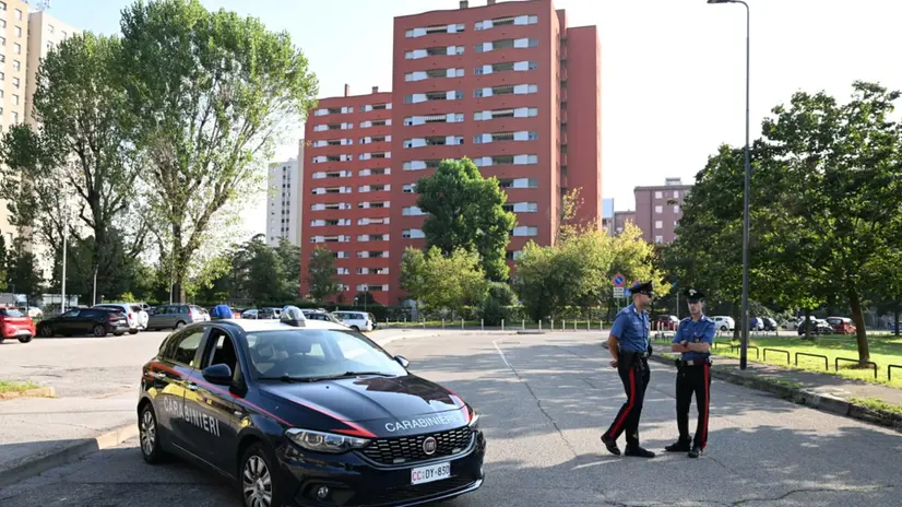 Carabinieri e Ris in Via Alessandro Bisnati 7 per effettuate rilievi a casa di Silvana Damato, la ex tabaccaia trovata morta, l'8 agosto, nella vasca da bagno piena d'acqua del suo appartamento di Bruzzano, quartiere alla periferia Nord di Milano, 26 agosto 2025 ANSA/ANDREA FASANI