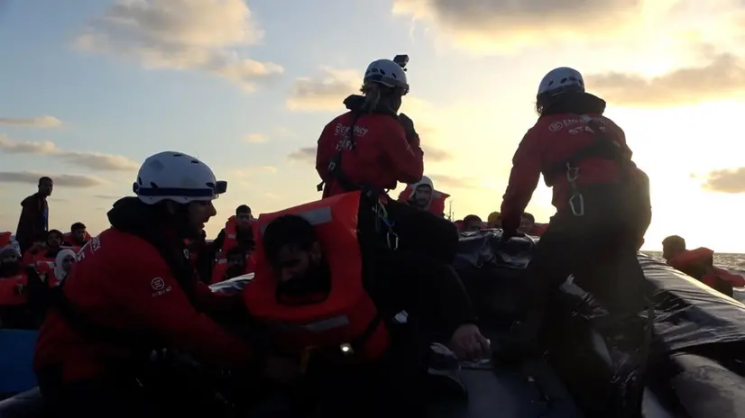 La Life Support, nave umanitaria di Emergency, soccorre 198 persone, tra cui 21 donne e 14 bambini e bambine (compresi 8 minori stranieri non accompagnati), in acque internazionali davanti alla Libia, Mediterraneo Centrale, 5 aprile 2024. ANSA/CECILIA FERRARA
