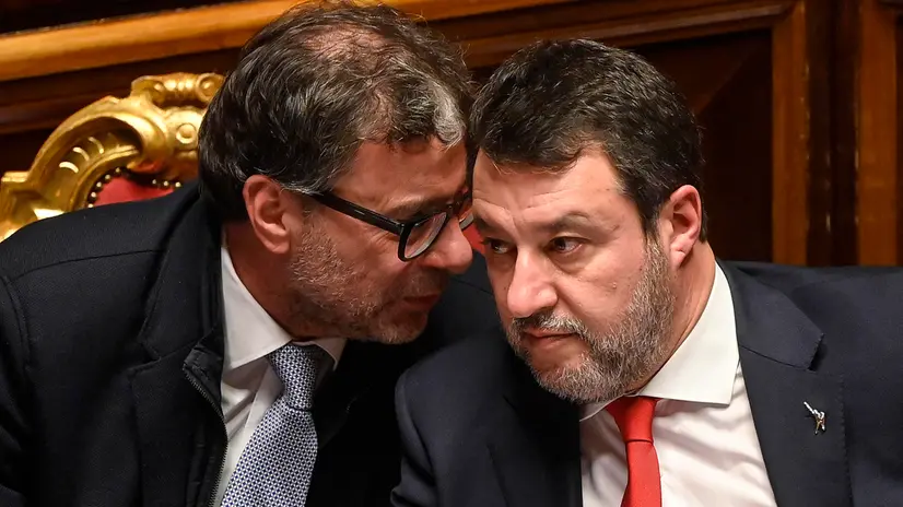 Il ministro delle Infrastrutture e dei Trasporti, Matteo Salvini (D), con il ministro dell’Economia, Giancarlo Giorgetti (S), durante l’informativa in Senato sulla situazione della rete ferroviaria, Roma, 22 gennaio 2025. ANSA/RICCARDO ANTIMIANI