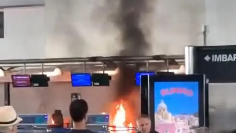 Il momento in cui un uomo ha dato in escandescenza questa mattina al terminal 1 dell'aeroporto milanese di Malpensa, appiccando il fuoco a un cestino della spazzatura e provocando alte fiamme nei pressi del gate 13 e allarme fra i passeggeri, Milano, 20 agosto 2025 CREDIT FABIOLA GOMES LEARDINI CONSULENZE - NOEMI DIAS ADVOGADA +++ ATTENZIONE LA FOTO NON PUO' ESSERE PUBBLICATA O RIPRODOTTA SENZA L'AUTORIZZAZIONE DELLA FONTE DI ORIGINE CUI SI RINVIA+++ NPK +++