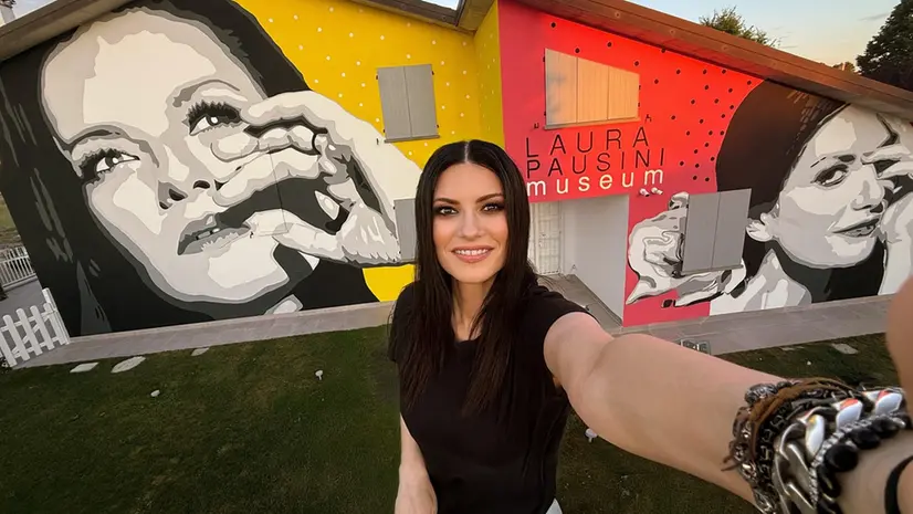 Laura Pausini davanti al museo a lei dedicato a Solarolo - Foto Facebook