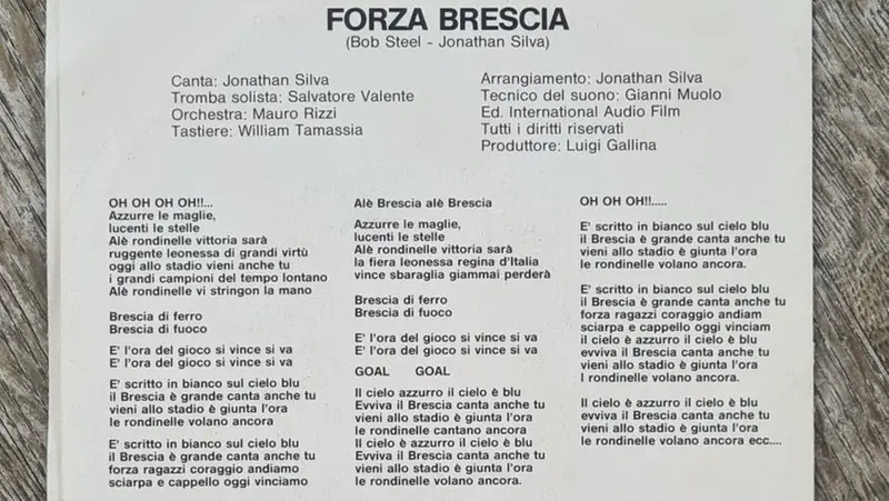 Il retro del 45 giri con il testo della canzone, diventato per i tifosi ormai iconico - Foto pagina Instagram Bresciacalciomaglie