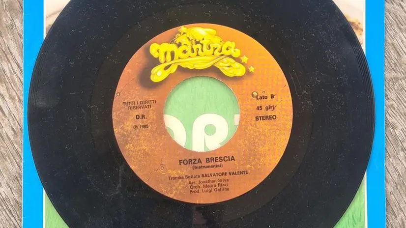 Il 45 giri originale prodotto dalla Mantra Records - Foto pagina Instagram Bresciacalciomaglie
