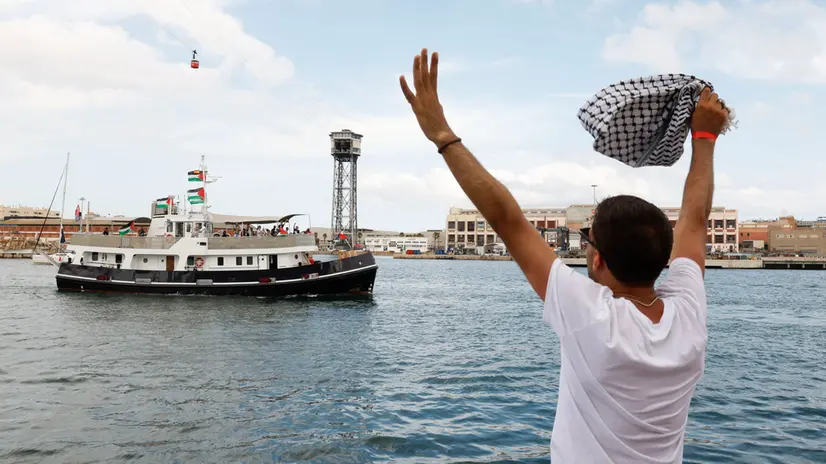 epaselect epa12340118 A supporter (R) says goodbye to activists on board one of the flotilla’s ships during departure in Barcelona, northeastern Spain, 31 August 2025. The Flotilla Global Sumud departed from Barcelona to Gaza in a humanitarian effort supporting the Palestinian people, with groups from 44 countries participating in the initiative. EPA/TONI ALBIR