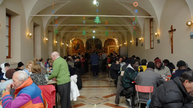 Un pasto caldo alla Mensa Menni © www.giornaledibrescia.it