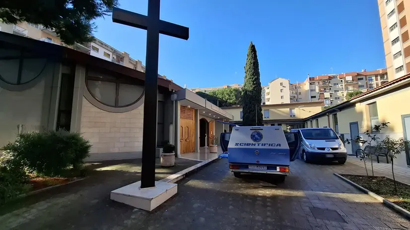 La polizia e la 'Scientifica' sul luogo dove il corpo senza vita di un neonato è stato ritrovato nella culla termica della chiesa San Giovanni Battista, nel quartiere Poggiofranco, a Bari, 2 gennaio 2024. ANSA/Donato Fasano