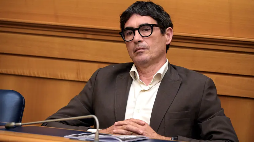 Il segretario di Sinistra Italiana, Nicola Fratoianni, durante la conferenza stampa alla Camera di Alleanza Verdi e Sinistra per denunciare la complicità del Governo sui crimini di guerra commessi a Gaza, Roma, 6 agosto 2025. ANSA/RICCARDO ANTIMIANI