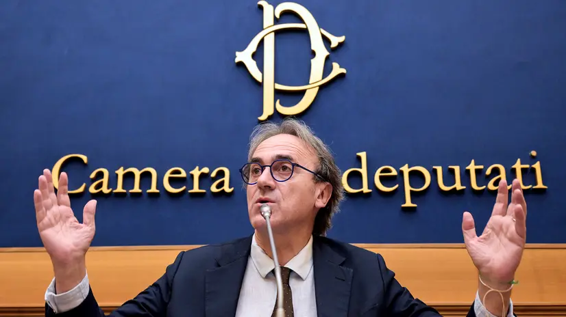 Il segretario dei Verdi, Angelo Bonelli, durante la conferenza stampa alla Camera di Alleanza Verdi e Sinistra per denunciare la complicità del Governo sui crimini di guerra commessi a Gaza, Roma, 6 agosto 2025. ANSA/RICCARDO ANTIMIANI