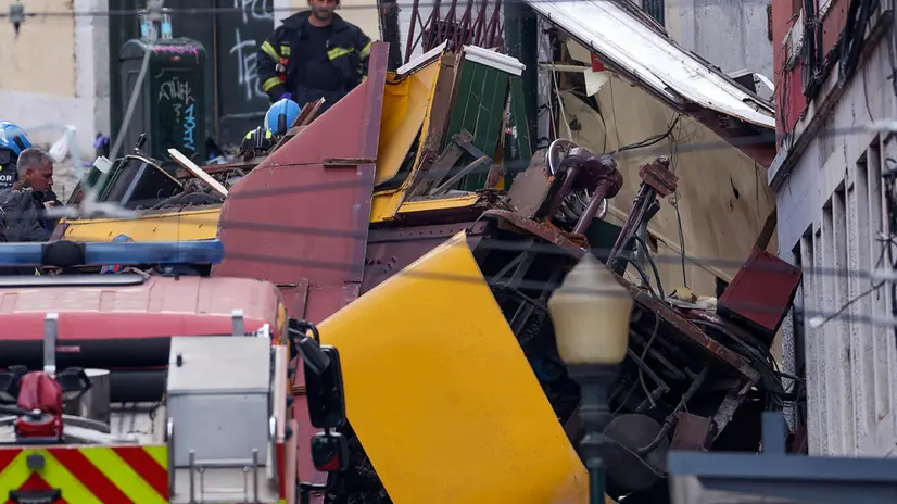 epa12350268 Rescuers and firefighters operate at the scene after the Gloria funicular cable railway derailed in Lisbon, Portugal, 03 September 2025. At least three people died in the derailment, with emergency services reporting that several were injured and others are still trapped at the scene. EPA/MIGUEL A. LOPES