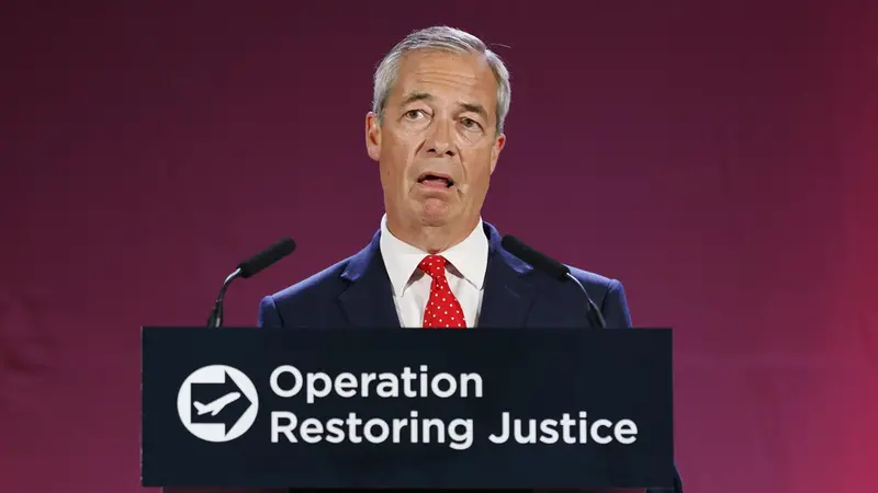 epa12323268 Nigel Farage, leader of Reform UK party and Member of Parliament, delivers a speech at the launch of Reform UK’s plan to deport asylum seekers if they get into government, in Oxford Airport in Kidlington, Britain, 26 August 2025. The Reform UK party is proposing to forcibly remove hundreds of thousands of people who came to the UK without permission. The plan is that they would be housed at military sites before being sent back to the places they fled on one of five daily deportation flights, or to fee-receiving third countries. EPA/TOLGA AKMEN