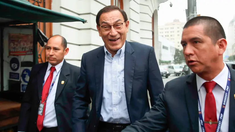 epa12298177 Former Peruvian president Martin Vizcarra (C) arrives at a court in Lima, Peru, 13 August 2025. Vizcarra is once again facing a request for preventive detention by the Public Prosecutor's Office, which accuses him of receiving bribes for public works during his tenure as governor of the southern region of Moquegua. EPA/Paolo Aguilar