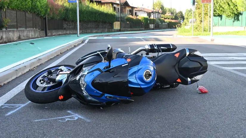 La moto dopo l'incidente a Capriano del Colle