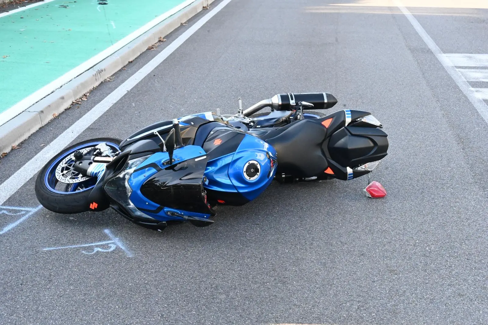 La moto dopo l'incidente a Capriano del Colle
