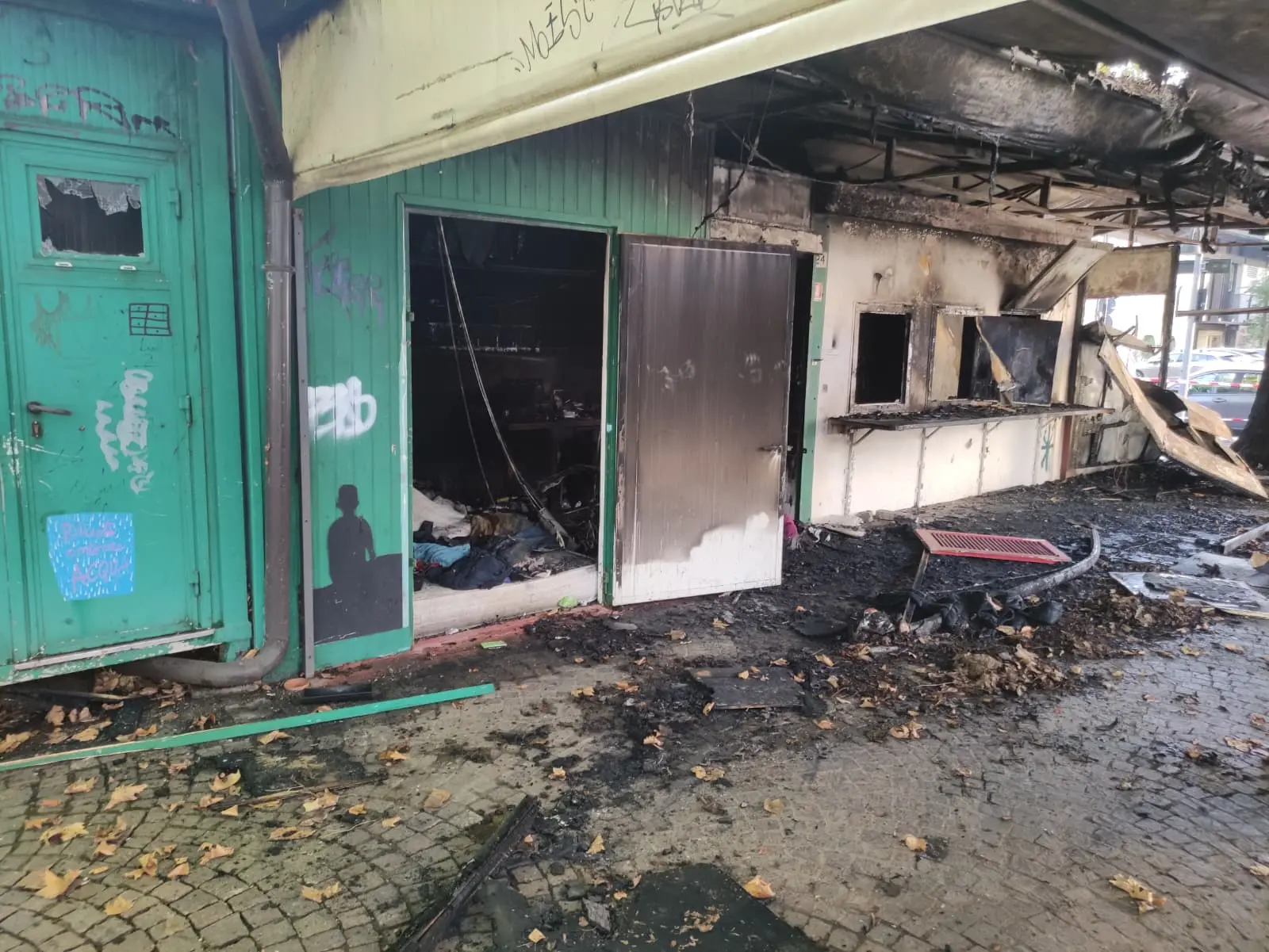 I resti del chiosco in via Tartaglia dopo l'incendio