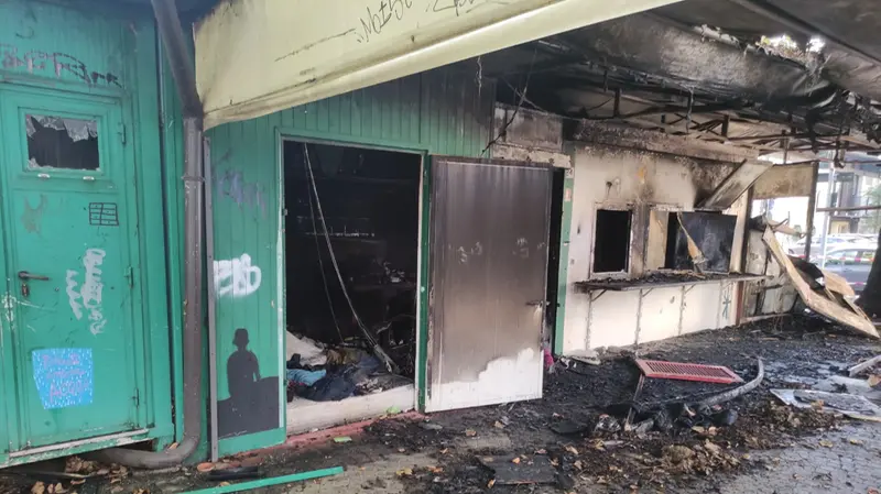 I resti del chiosco in via Tartaglia dopo l'incendio