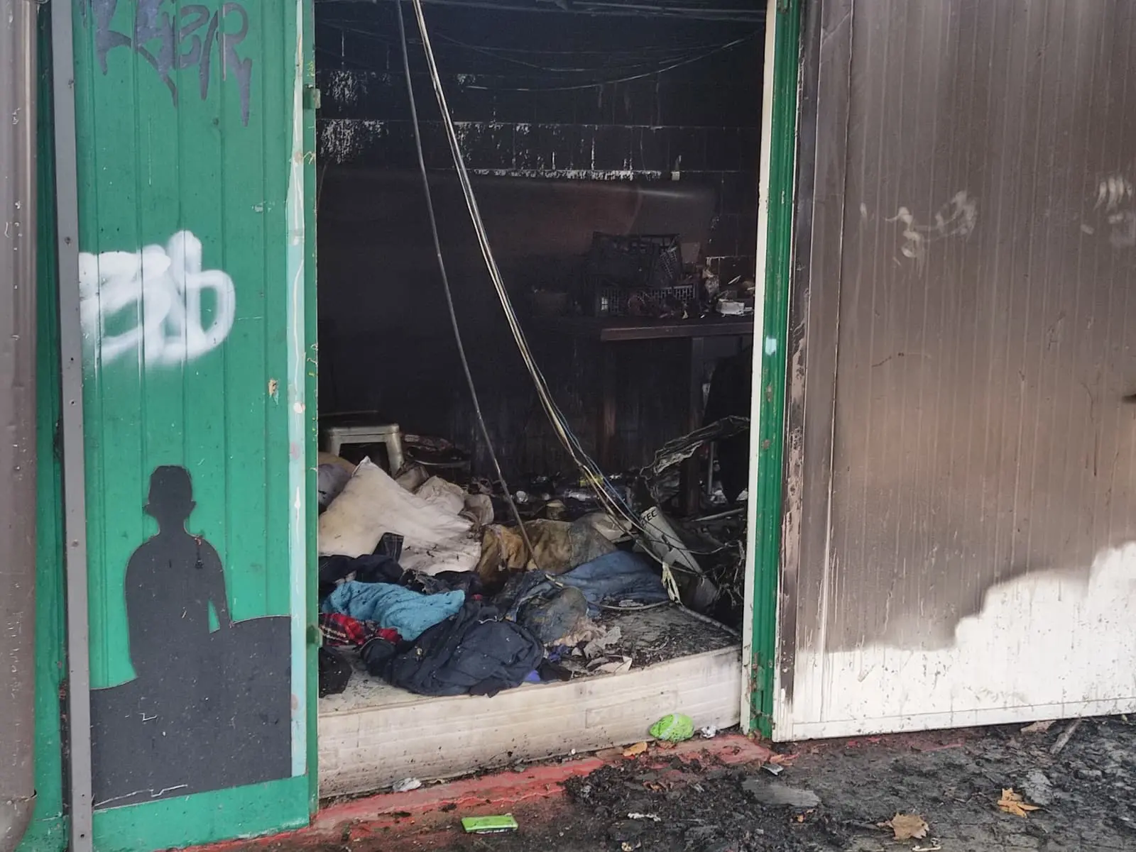 I resti del chiosco in via Tartaglia dopo l'incendio