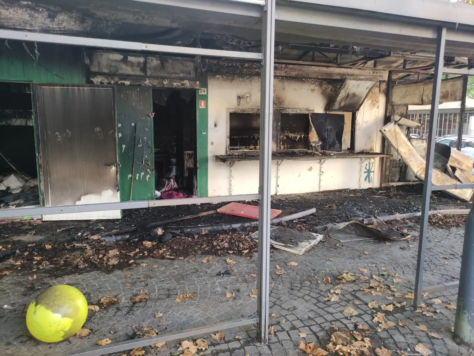 I resti del chiosco in via Tartaglia dopo l'incendio