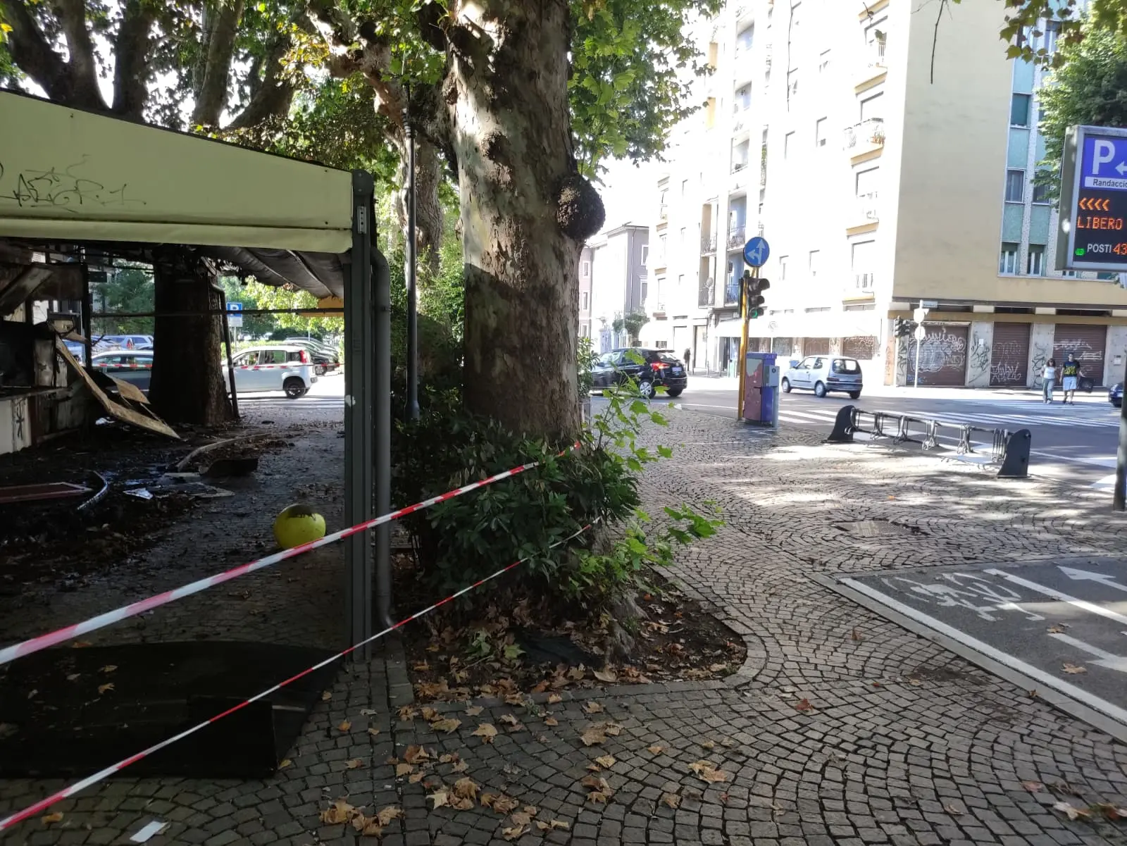 I resti del chiosco in via Tartaglia dopo l'incendio